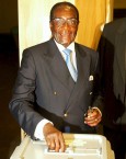 El dictador Mugabe vota.