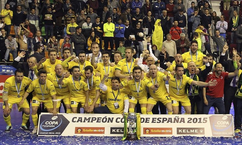 La plantilla jienense celebra el título en el Quijote Arena. | EFE