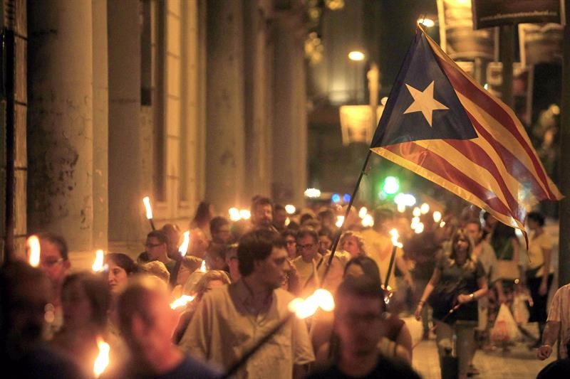 ‘Marchas de antorchas’ simultáneas para reivindicar la independencia de Cataluña.Similitud con las marchas de antorchas NAZIS Antorchas-diada
