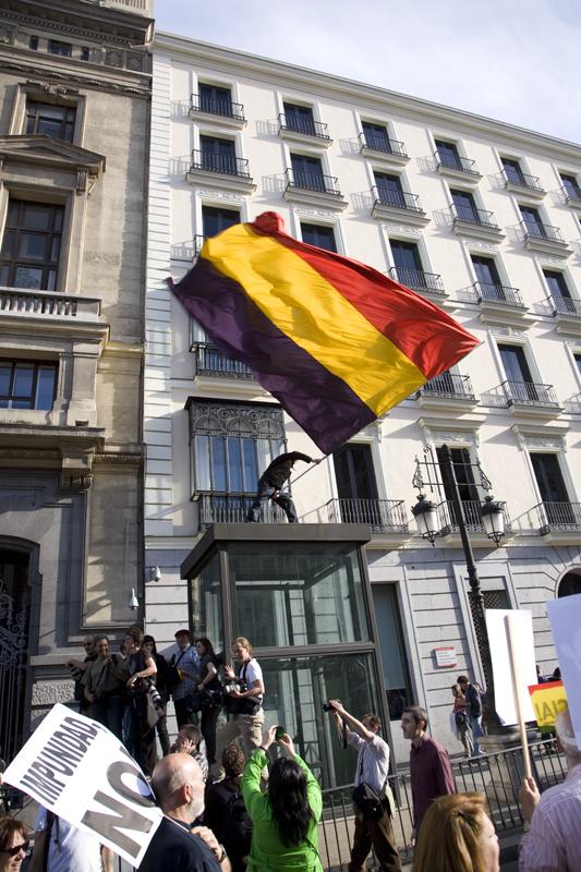 Un espontáneo ondeando una bandera de la II República durante la manifestación