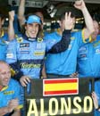 Alonso celebra la pole con su equipo