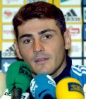 El guardameta Iker Casillas apoya a Aragons.