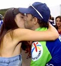 Eladio Jimnez besa a su mujer tras ganar la etapa