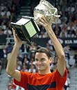 Federer levanta el trofeo australiano