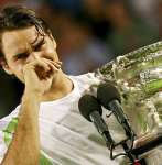 Federer, emocionado tras ganar en Melbourne.