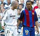 Beckham y Ronaldinho discuten una jugada