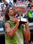 Nadal levanta el trofeo de Roland Garros