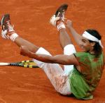 Nadal celebra en el suelo su victoria ante Federer