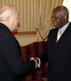 Moratinos y el presidente de Angola. EFE