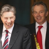 Tony Blair a la salida del nmero 10 de Dowing Str