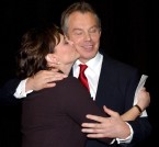 Blair y su esposa celebran la victoria electoral.