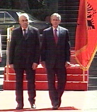 Bush con el primer ministro albans.