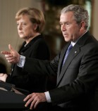 George W. Bush y Angela Merkel(EFE).