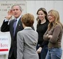 George Bush acude a votar con su familia