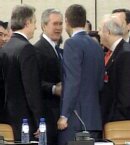 Bush saluda a Zapatero en la cumbre de la OTAN.