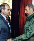 Imagen del saludo de Chaves a Fidel Castro.