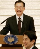 Wen Jianao y Shinzo Abe en Tokio. (EFE)