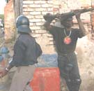 Rebeldes haitianos enfrentan a la Polica.