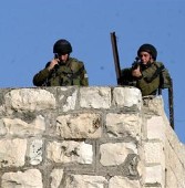 Soldados israeles vigilan la Ciudad Vieja de Jeru