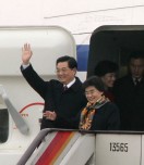 Hu Jintao y su esposa, tras aterrizar en Barajas.