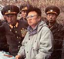 El dictador Kim Jong Il, rodeado de militares
