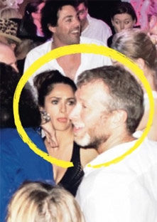 Roman Abramovich, junto a Salma Hayek en la fiesta. | SonFamosos.com