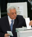 El presidente palestino, Ab Mazen, votando.