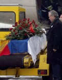 El feretro de Milosevic desciende del avin.