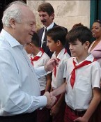 Moratinos en una escuela del rgimen castrista.