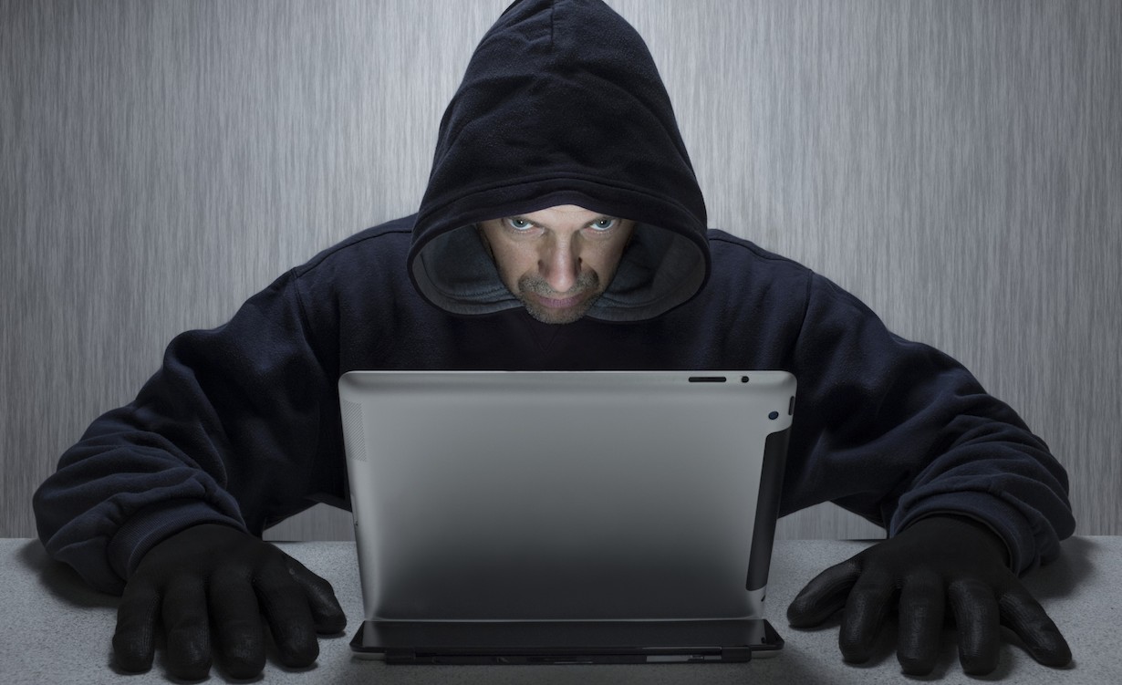 Боты мошенники. Мошенничество в интернете. Слежка спецслужб. Актуальные киберугрозы. A masked man stealing a Computer.