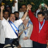 Ortega con Chvez, este mircoles en Managua.