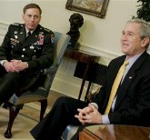 David Petraeus y George W. Bush.