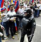 Acusan a policas venezolanos de asesinatos.