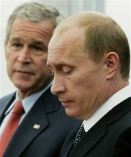 Putin y Bush ante Kosovo. (Archivo)