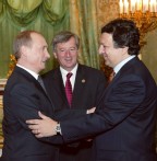Putin y Durao Barroso se saludan.