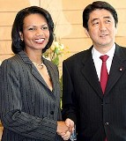 Rice y el primer ministro japons Abe.