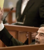 Sadam Husein en el tribunal que le juzga.