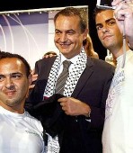 Zapatero muy sonriente con el pauelo palestino.
