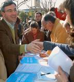 ngel Acebes recogiendo firmas en Madrid.