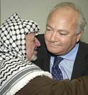 Moratinos abraza a su amigo Arafat