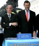 Rajoy presentando las firmas en el Congreso.