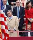 Zapatero, sentado, en 2003 ante la bandera de EEUU