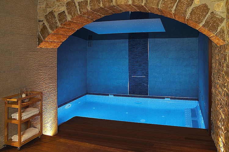 Cómo montar una piscina dentro de tu casa chic Piscina dentro casa