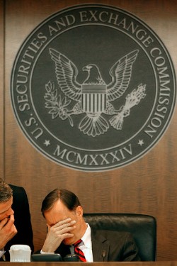 El presidente de la SEC, Christopher Cox, en una reunin en 2008.