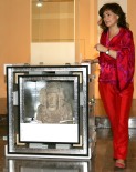 Carmen Calvo con la escultura.