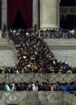 Decenas de miles de personas se despiden del Papa.