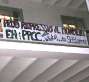 La pancarta colgada en la Universidad.