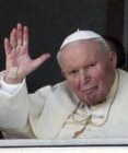 Juan Pablo II saluda desde la clnica Gemelli.