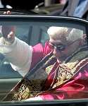 El Papa Benedicto XVI por las calle de Roma.