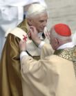 Benedicto XVI durante la imposicin del Palio.